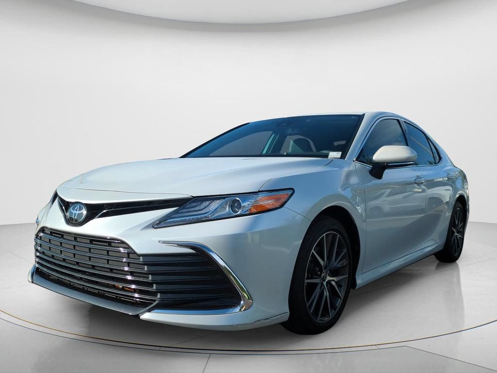 Used 2021 Toyota Camry XLE FWD image 1