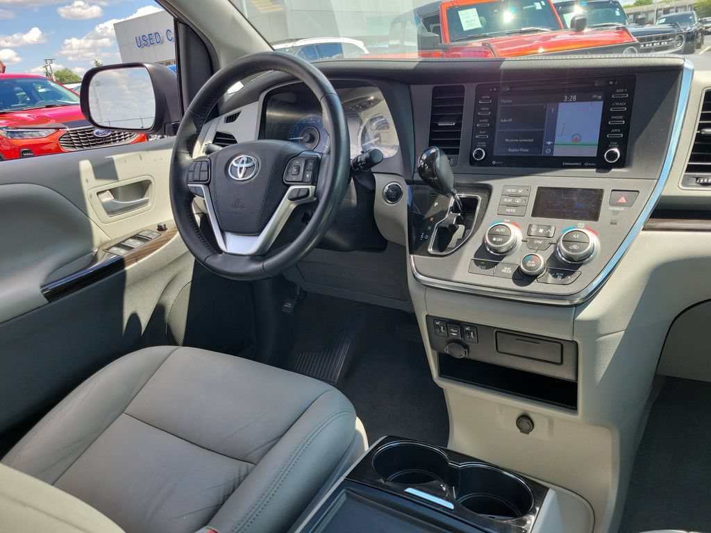 Used 2019 Toyota Sienna XLE w/ XLE Navigation Package FWD image 13