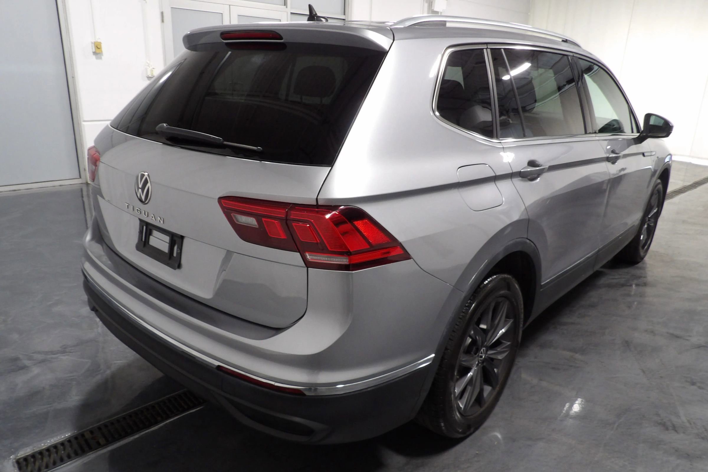 Used 2022 Volkswagen Tiguan SE w/ Panoramic Sunroof Package FWD image 5