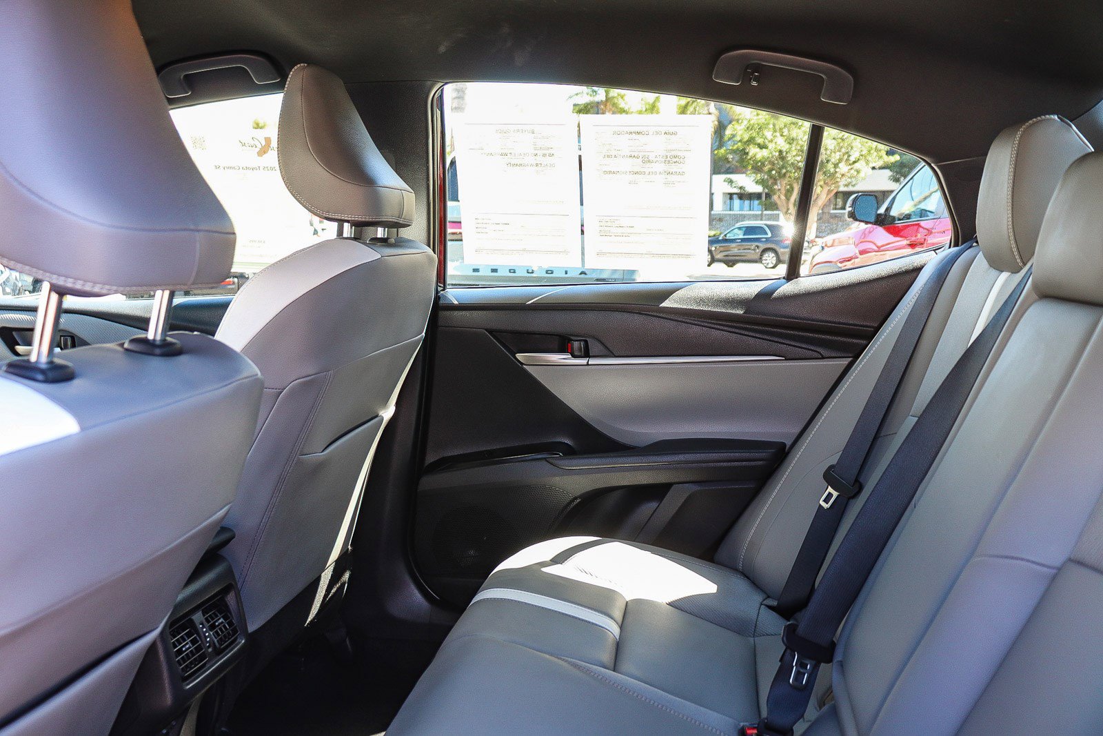 Used 2025 Toyota Camry SE w/ Convenience Package image 19