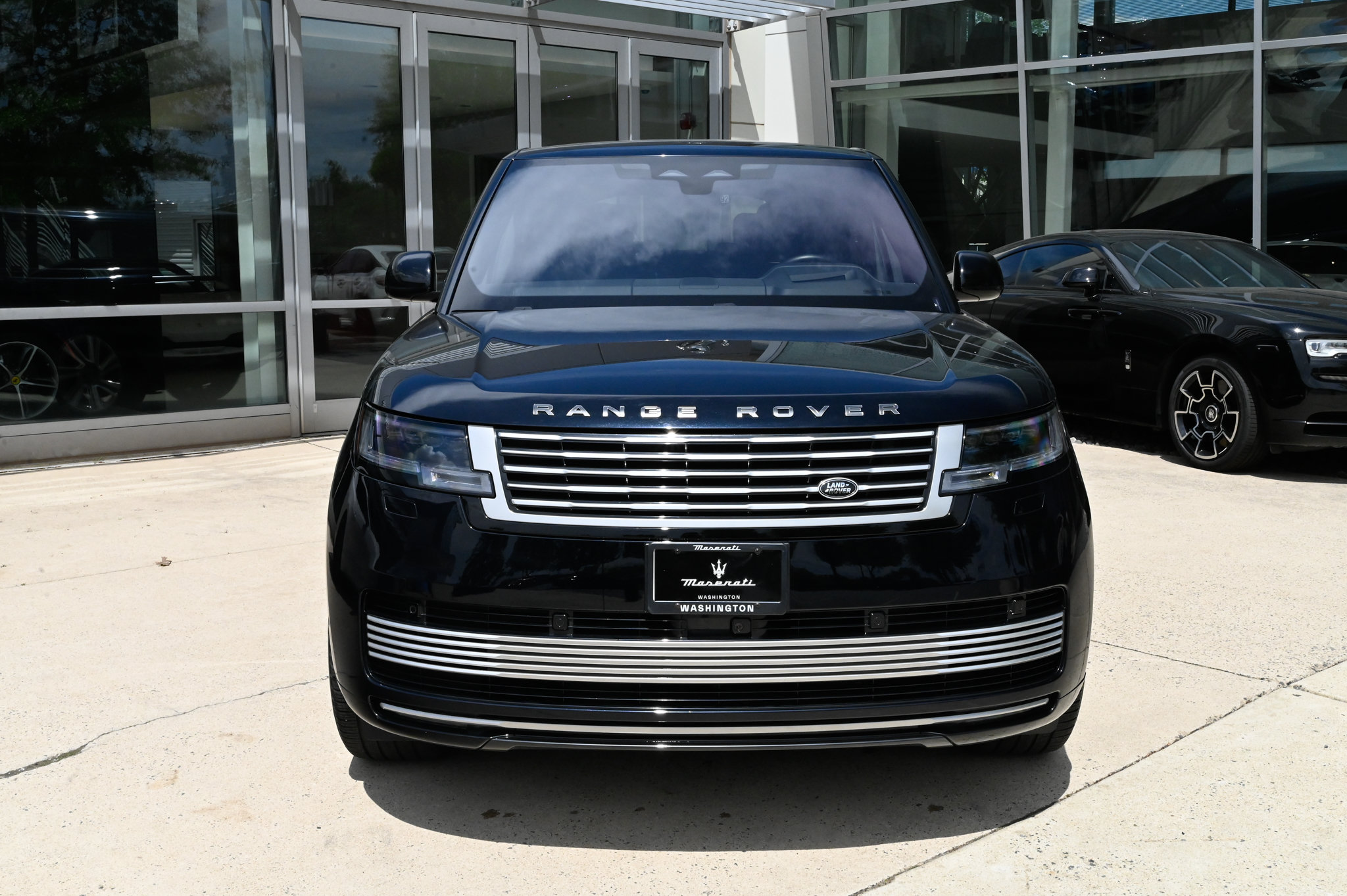 Used 2023 Land Rover Range Rover SV AWD/4WD image 2