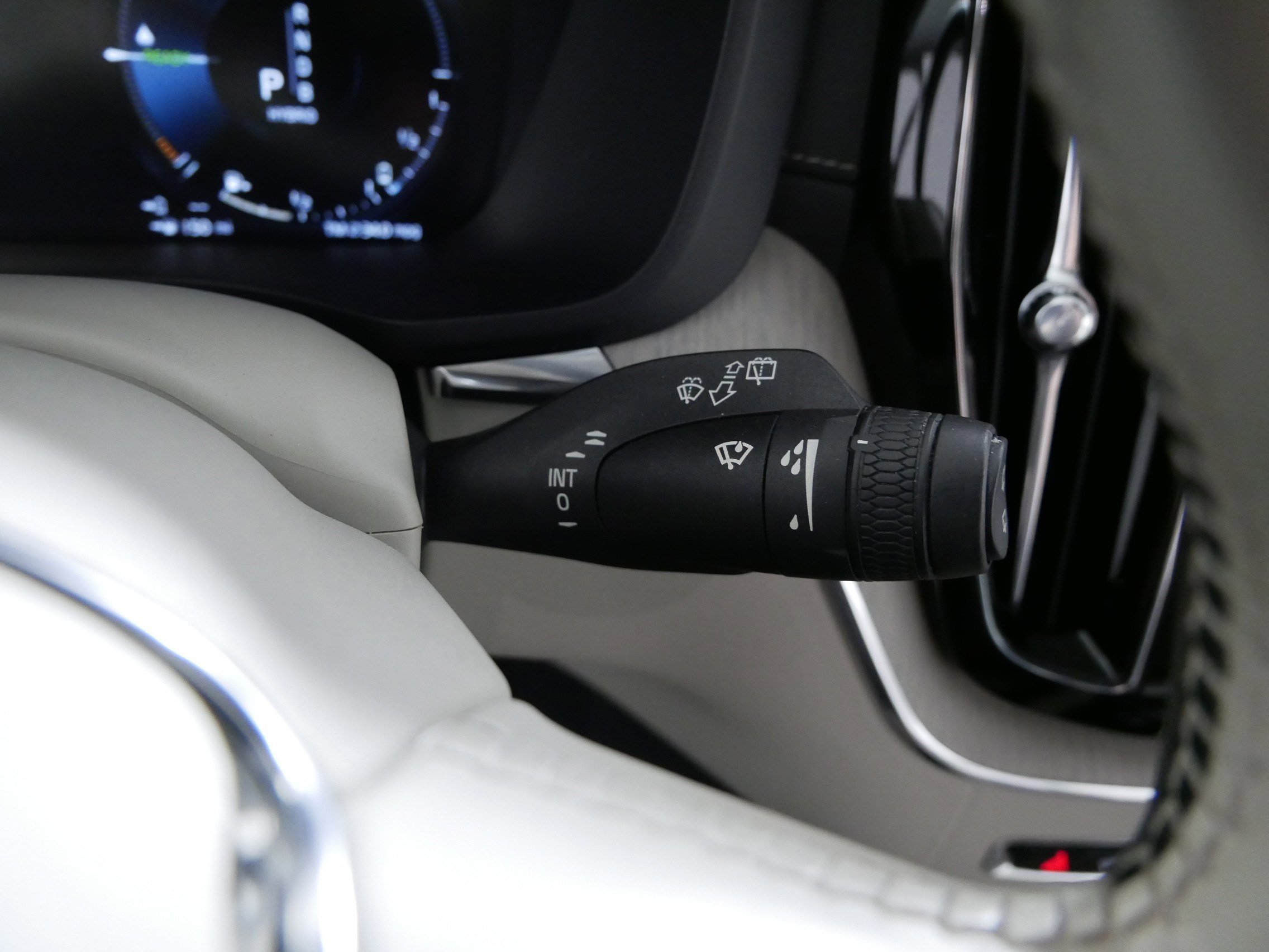 Used 2019 Volvo XC60 T8 Inscription w/ Advanced Package image 32