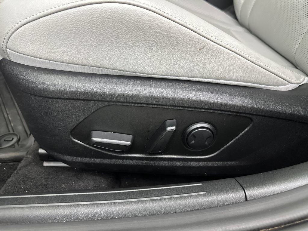 Used 2025 Hyundai Elantra Limited FWD image 10