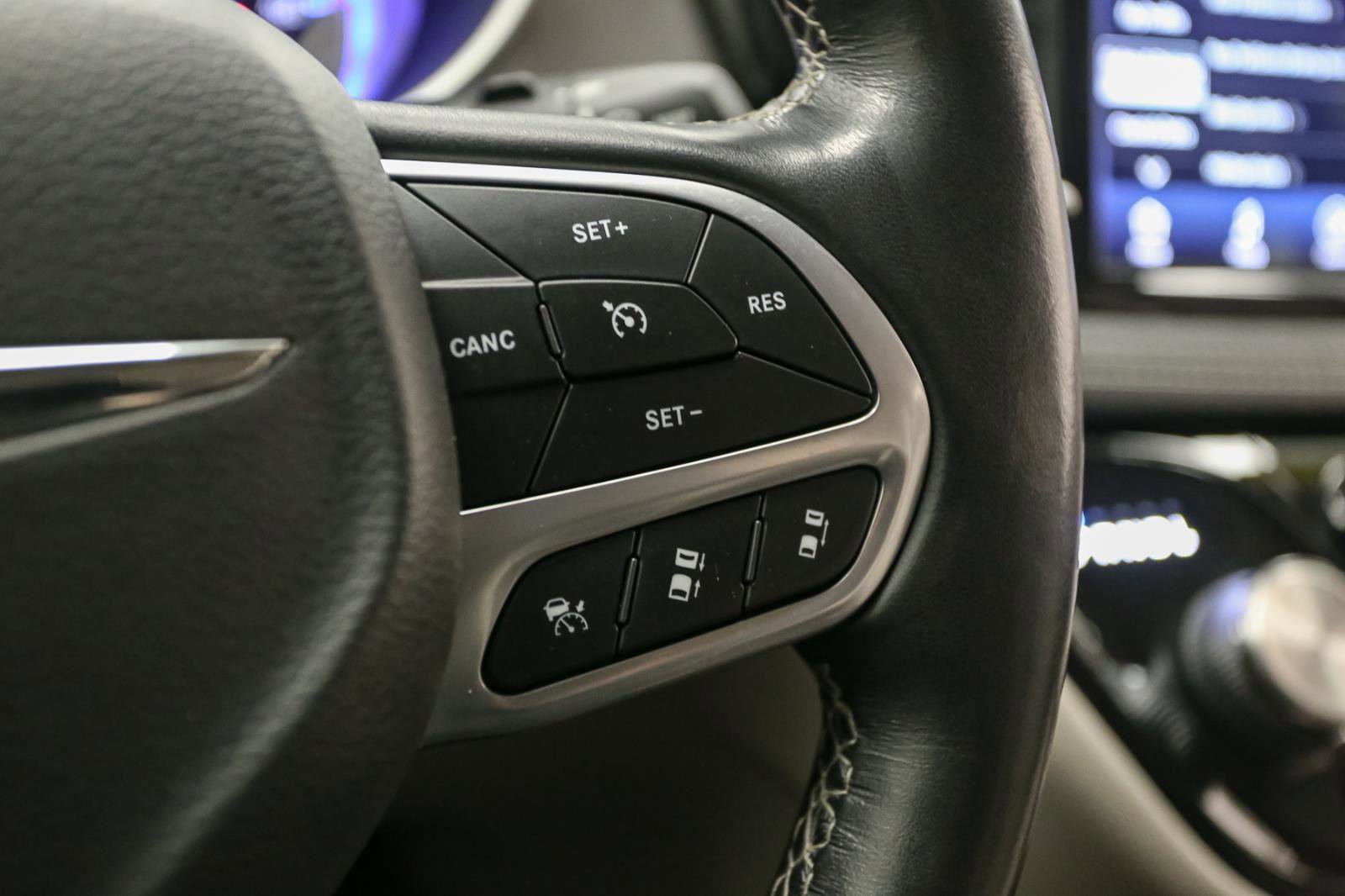 Used 2021 Chrysler Pacifica Touring-L image 37