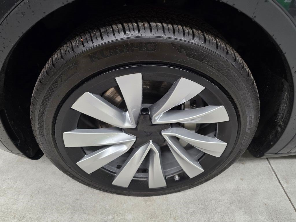 Used 2024 Tesla Model Y Long Range AWD/4WD image 9