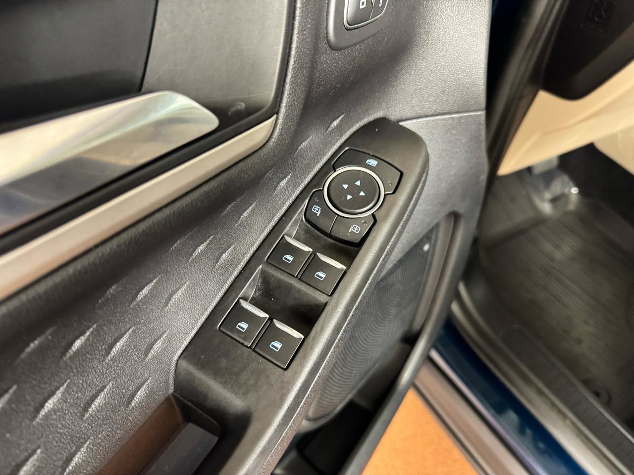 Used 2020 Ford Escape SEL image 17