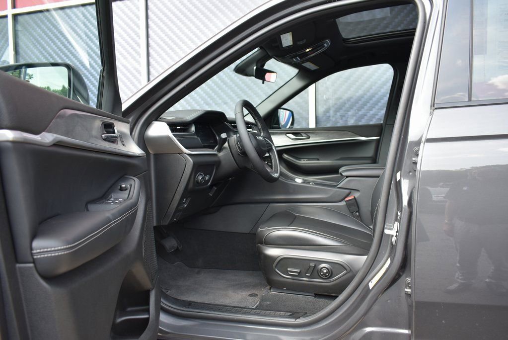 Used 2025 Jeep Grand Cherokee Limited w/ Black Appearance Package image 25