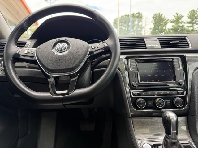 Used 2018 Volkswagen Passat 2.0T SE w/ SE Lighting Package FWD image 18