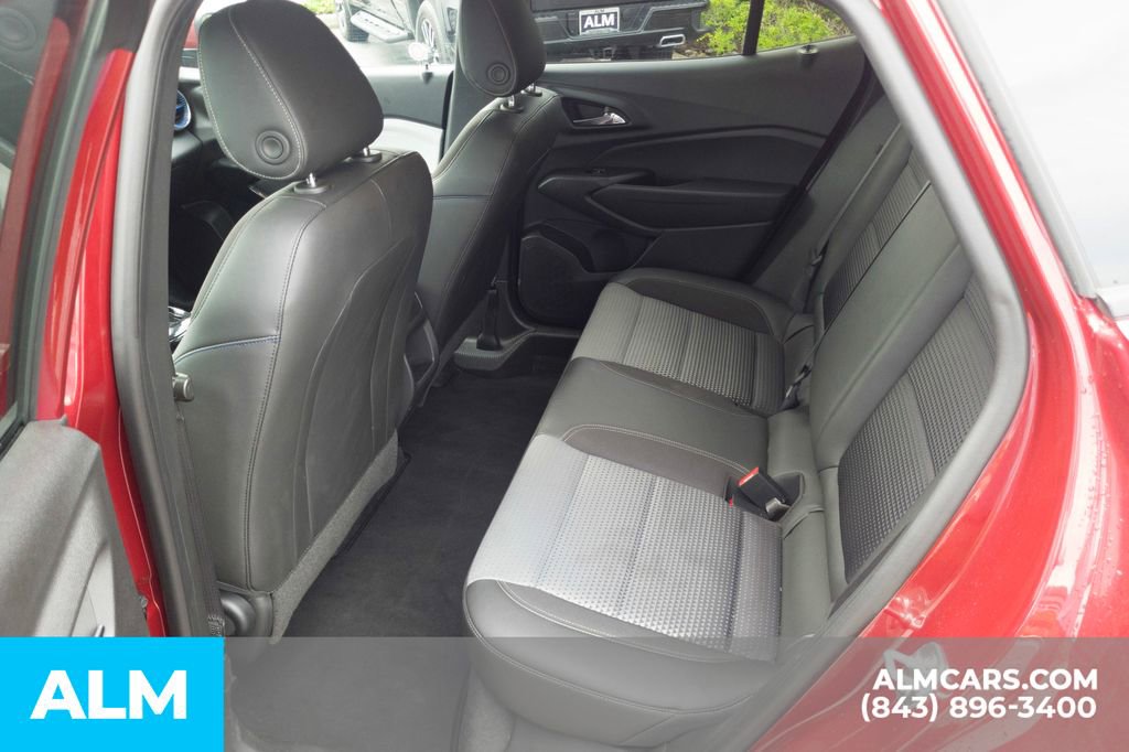 Used 2025 Chevrolet Trax LT w/ LT Convenience Package FWD image 17