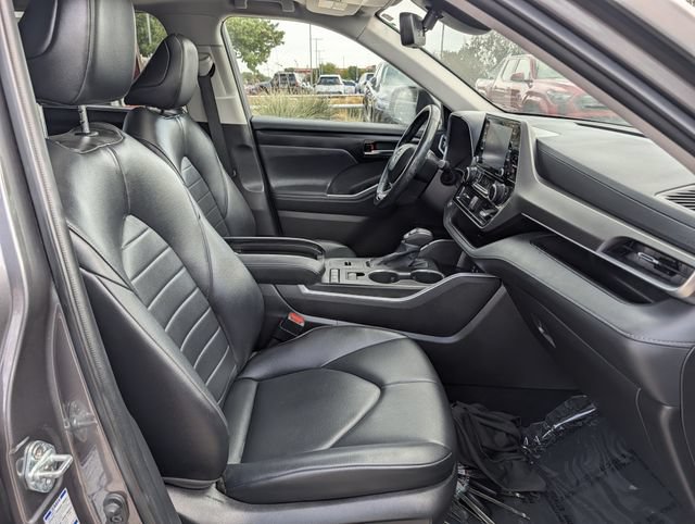 Used 2022 Toyota Highlander XLE AWD/4WD image 34