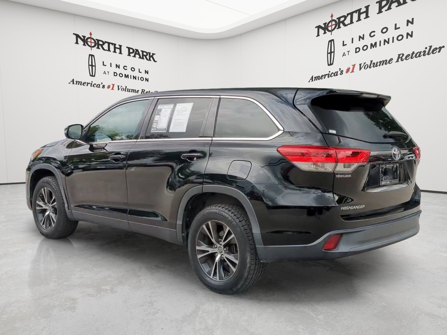 Used 2019 Toyota Highlander LE FWD image 3