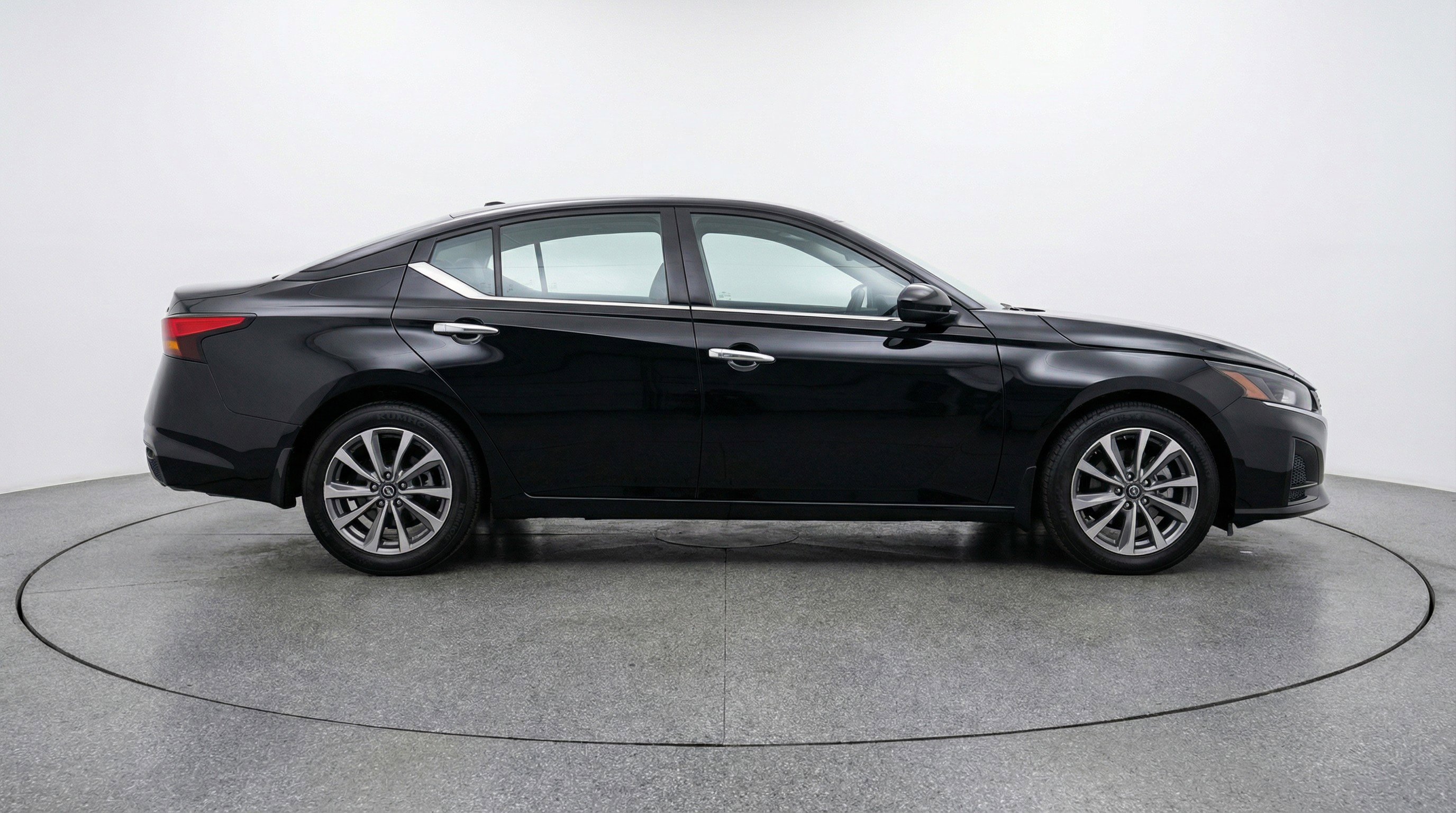Used 2025 Nissan Altima 2.5 SV image 11