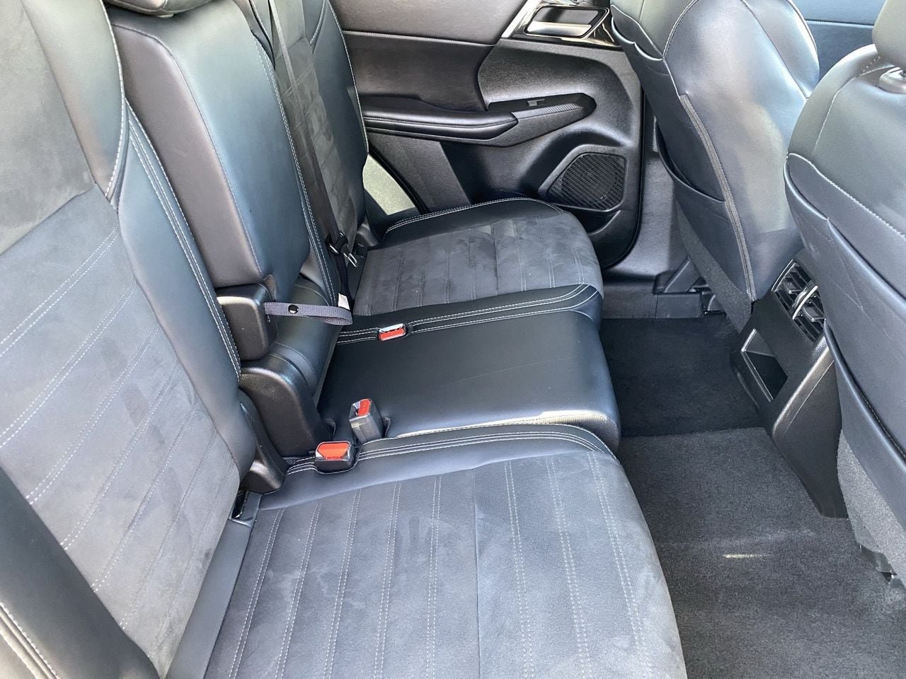 Used 2024 Mitsubishi Outlander SE FWD image 12