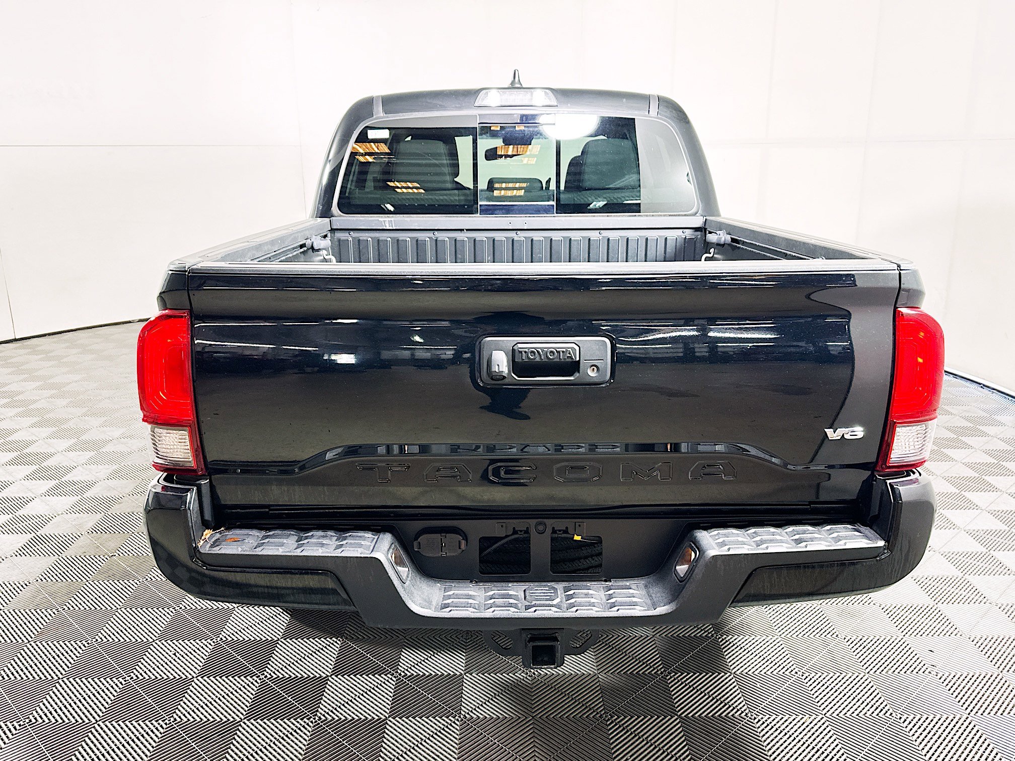 Used 2023 Toyota Tacoma SR5 w/ Technology Package RWD image 4