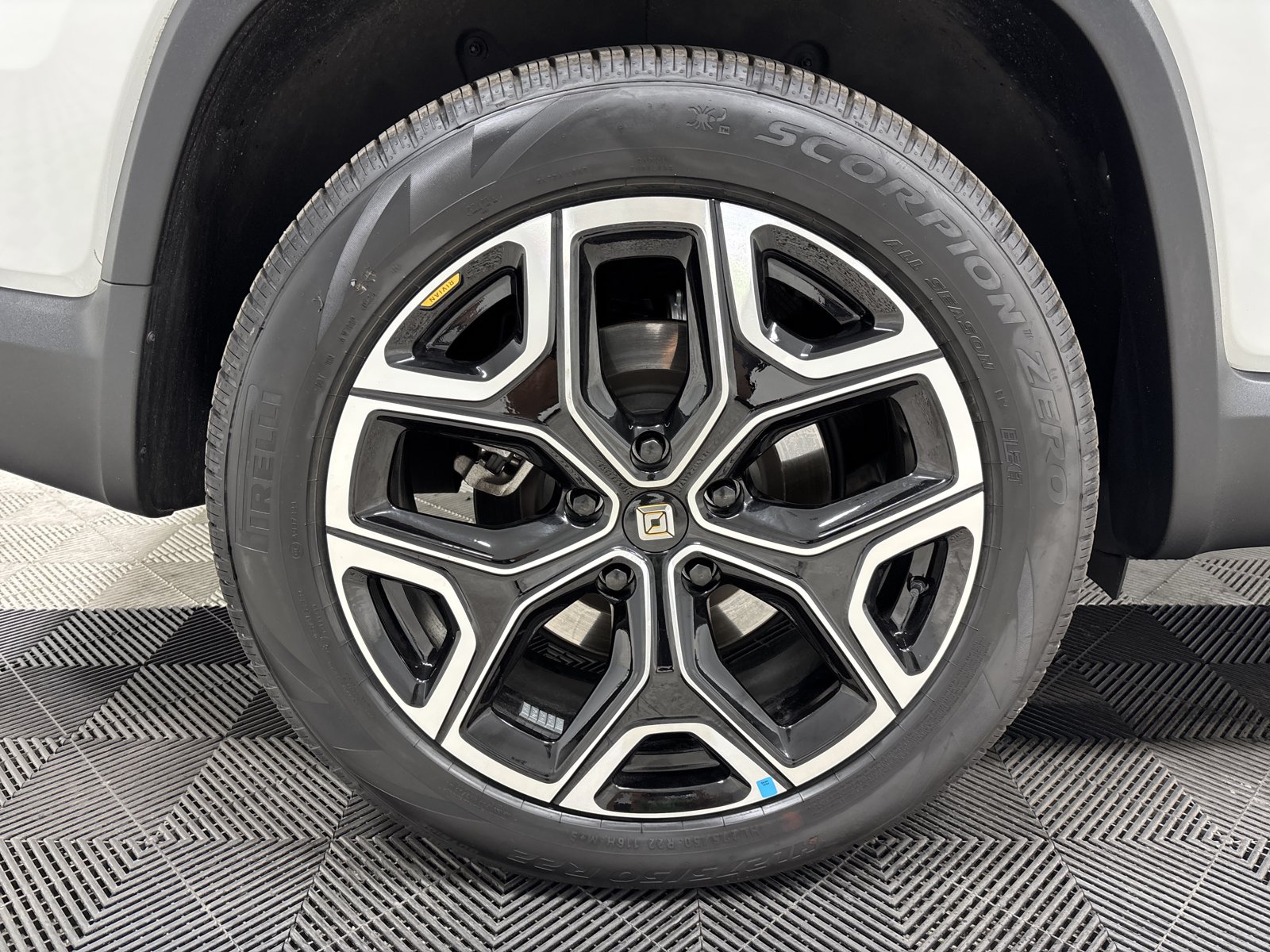 Used 2024 Rivian R1S Adventure AWD/4WD image 12