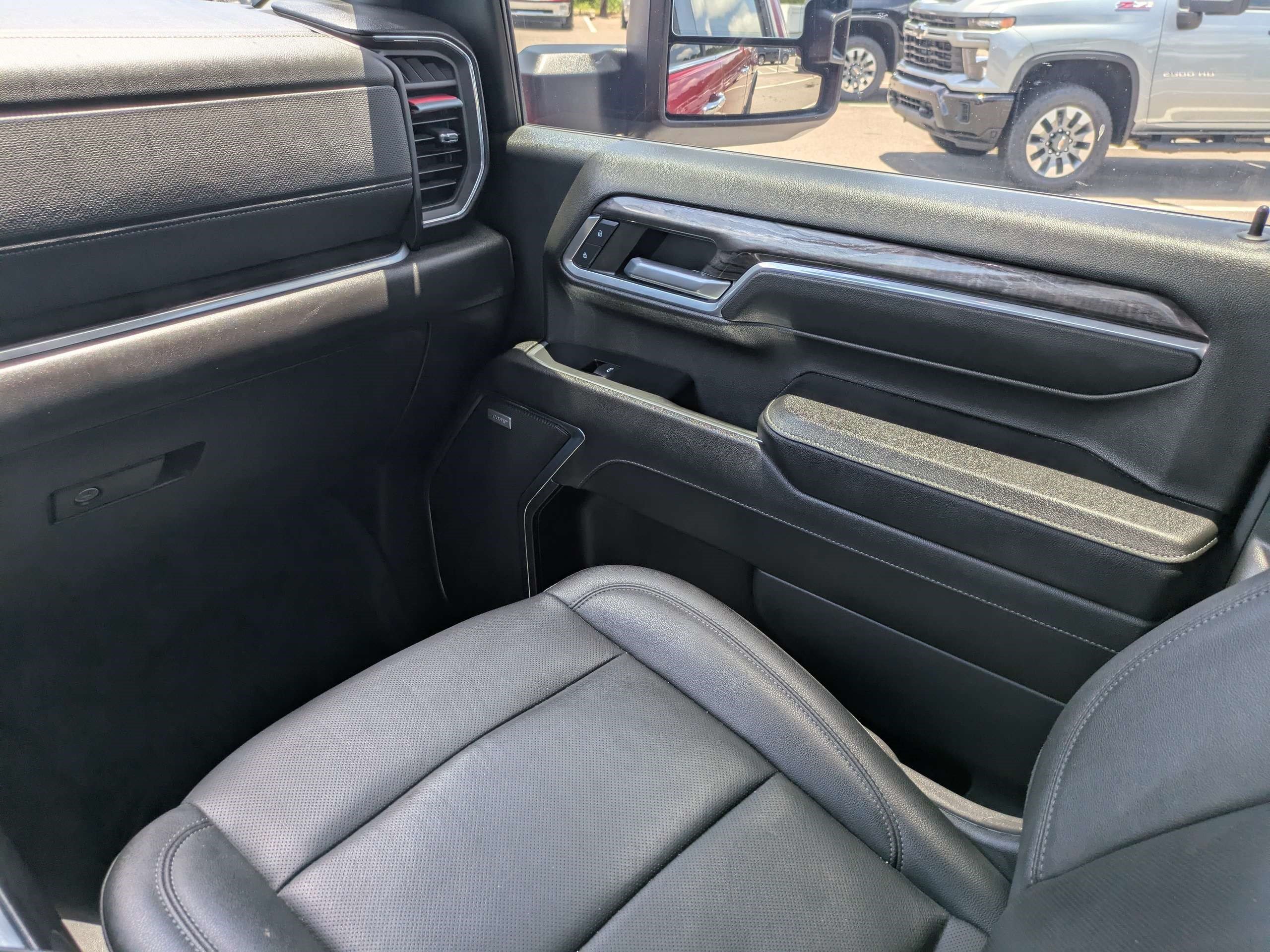 Used 2024 Chevrolet Silverado 2500 LTZ w/ LTZ Premium Package AWD/4WD image 17