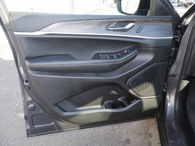 New 2025 Jeep Grand Cherokee Limited w/ Black Appearance Package image 12