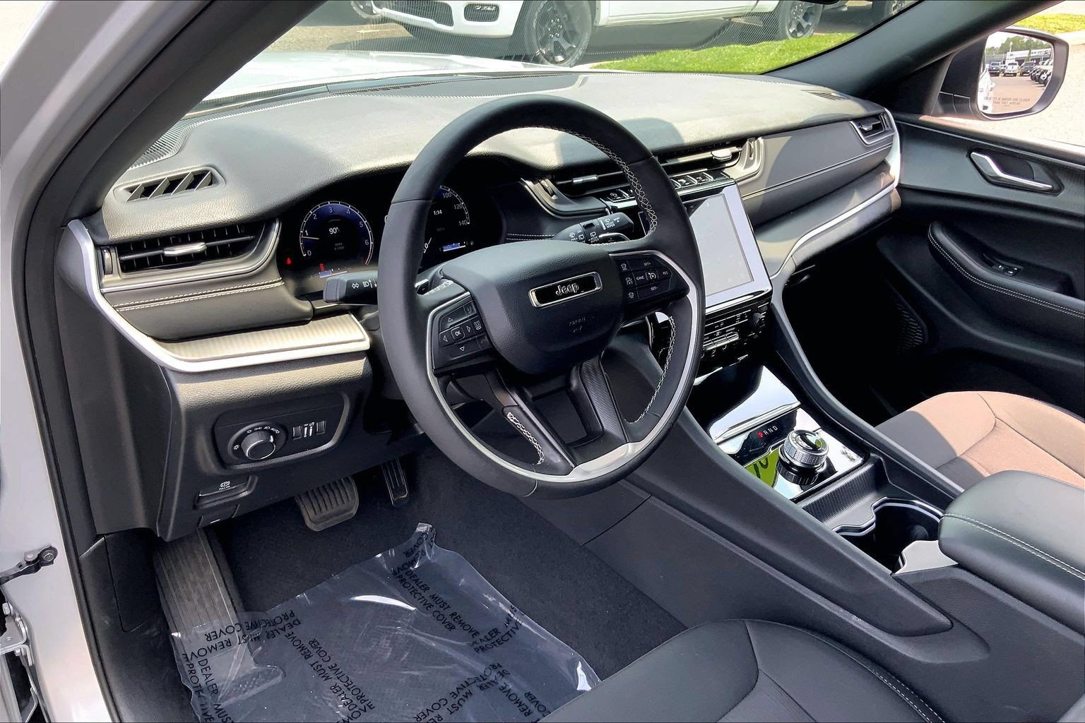 Certified 2025 Jeep Grand Cherokee Laredo X w/ Luxury Tech Group I AWD/4WD image 15