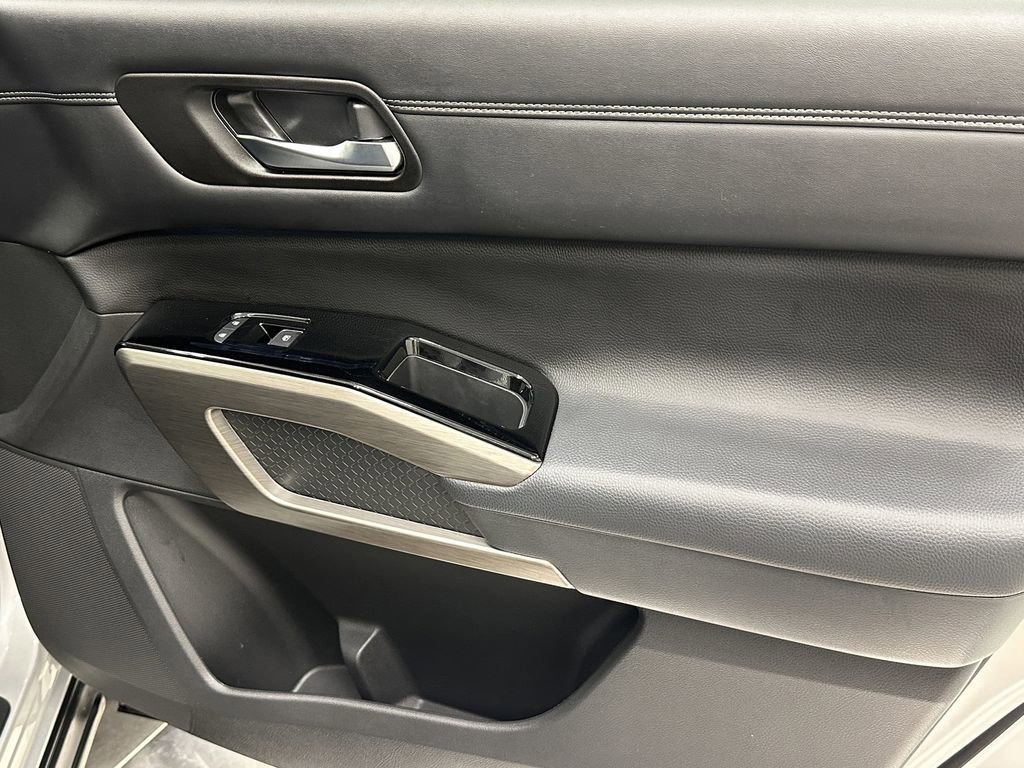 Used 2023 Nissan Pathfinder Platinum image 15