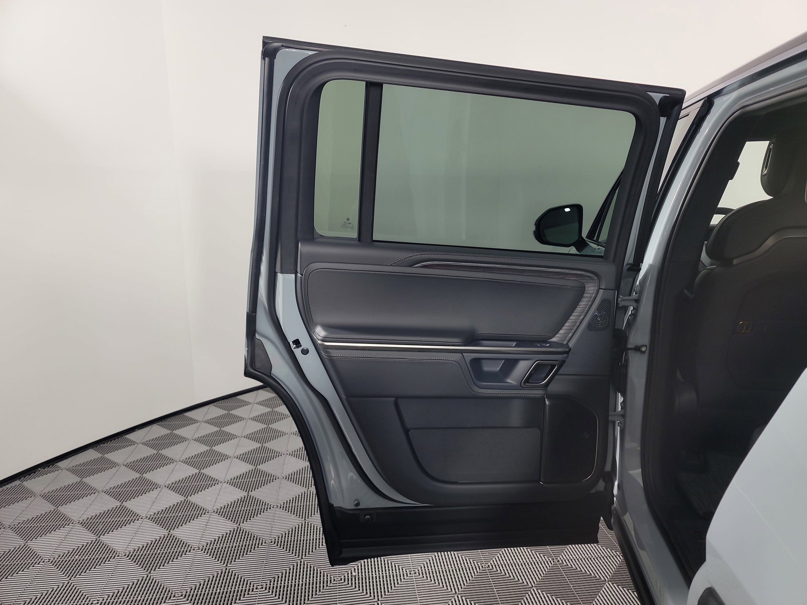 Used 2024 Rivian R1S Adventure AWD/4WD image 17