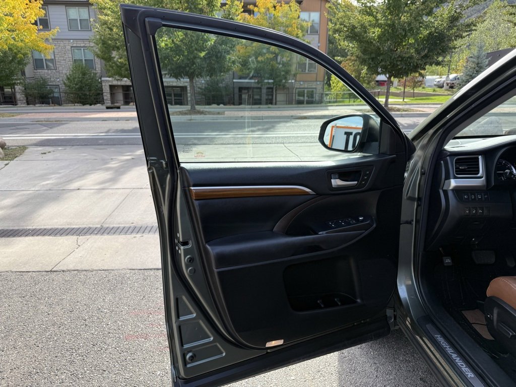 Used 2017 Toyota Highlander Limited Platinum image 15