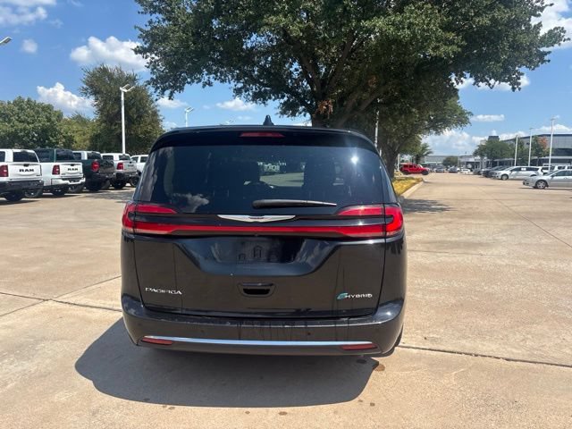 Used 2023 Chrysler Pacifica Touring-L FWD image 6
