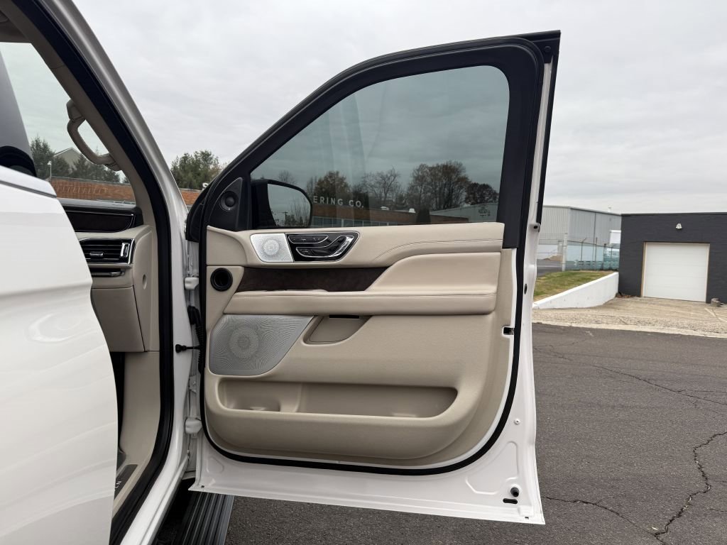 Used 2019 Lincoln Navigator Reserve image 16