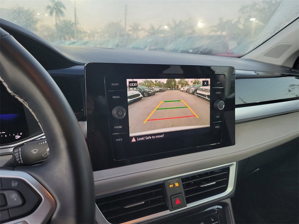 Used 2025 Volkswagen Taos SE w/ Black Wheel Package image 23