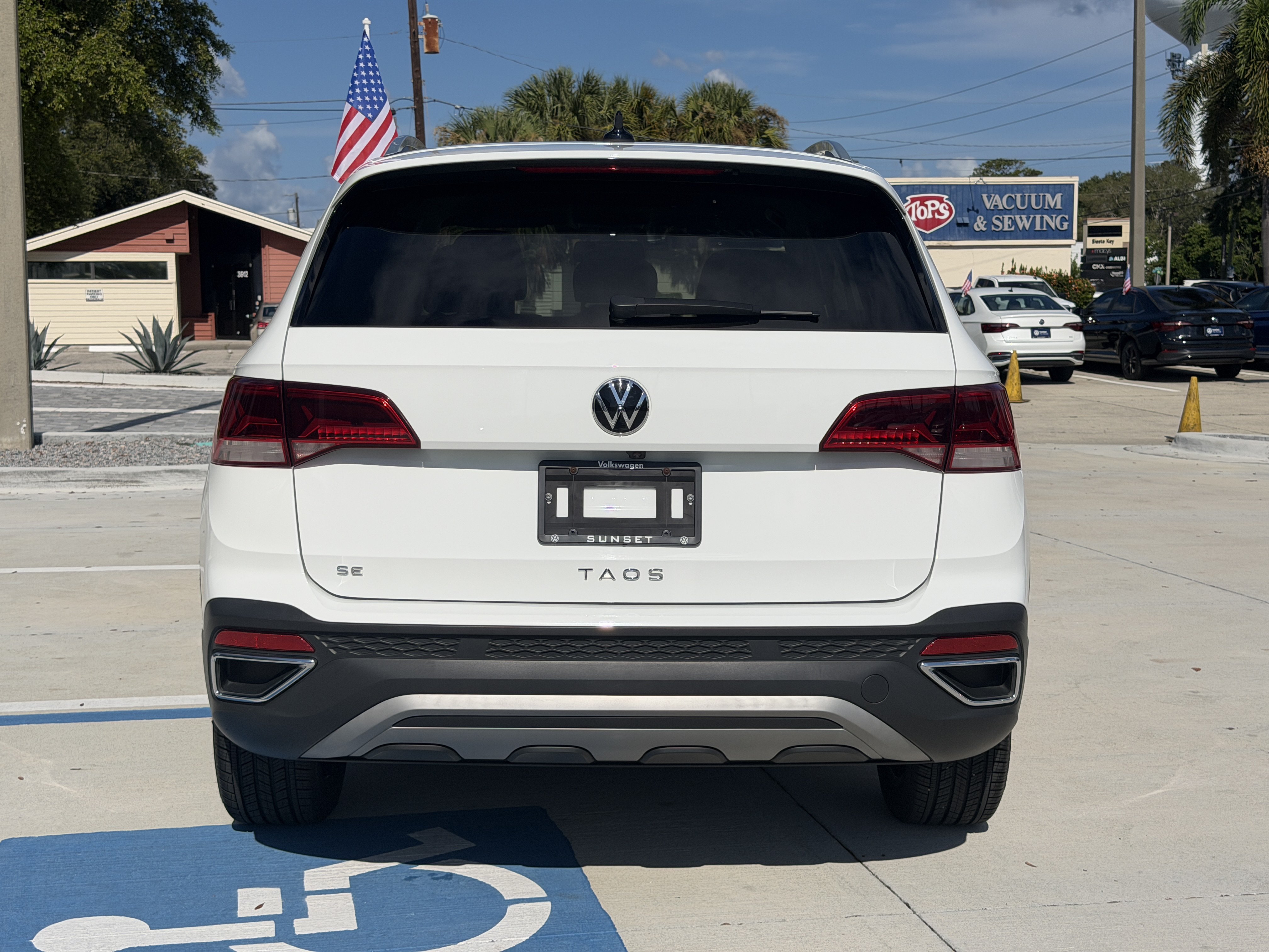 Used 2022 Volkswagen Taos SE FWD image 4