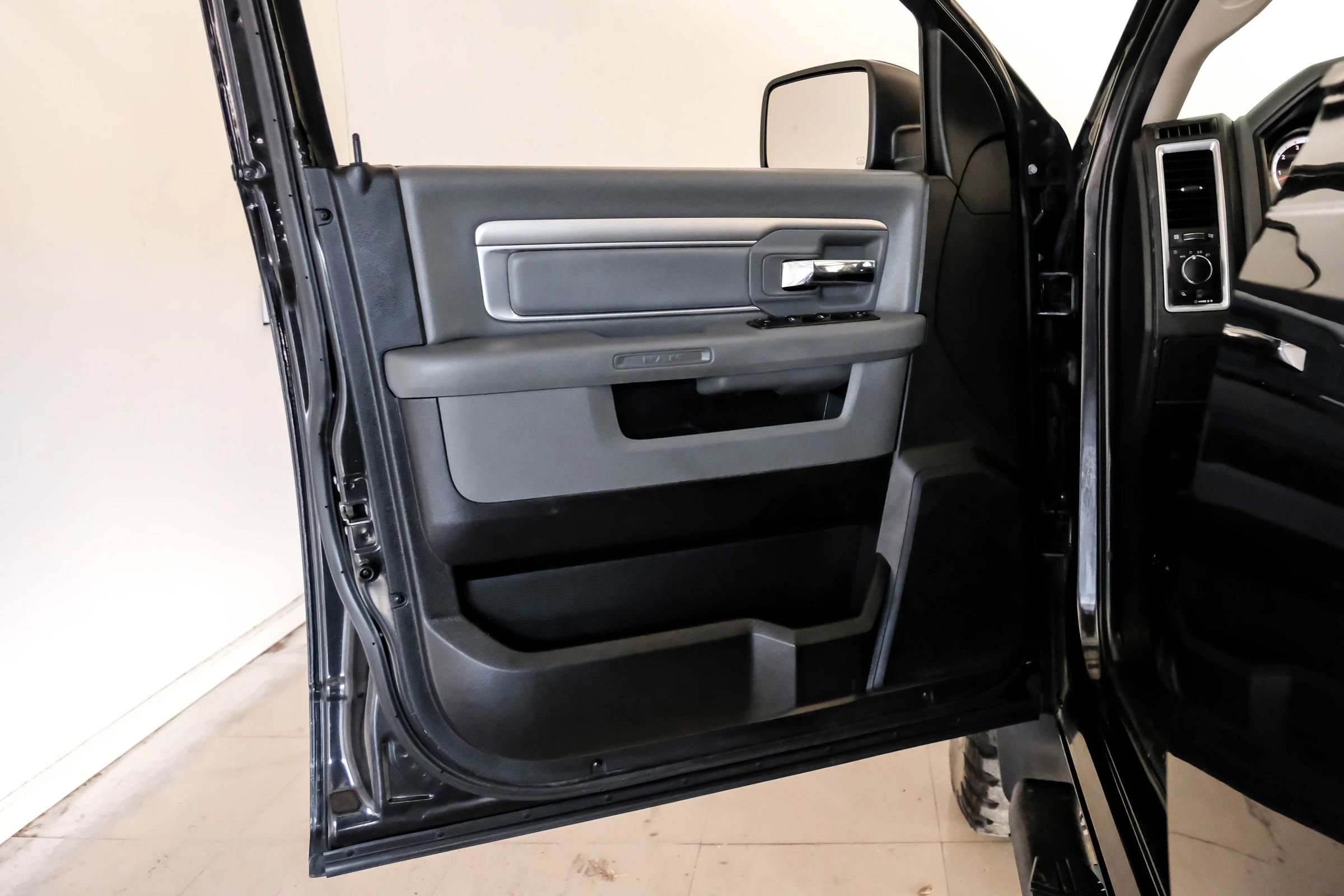 Used 2019 RAM 1500 Classic SLT image 38