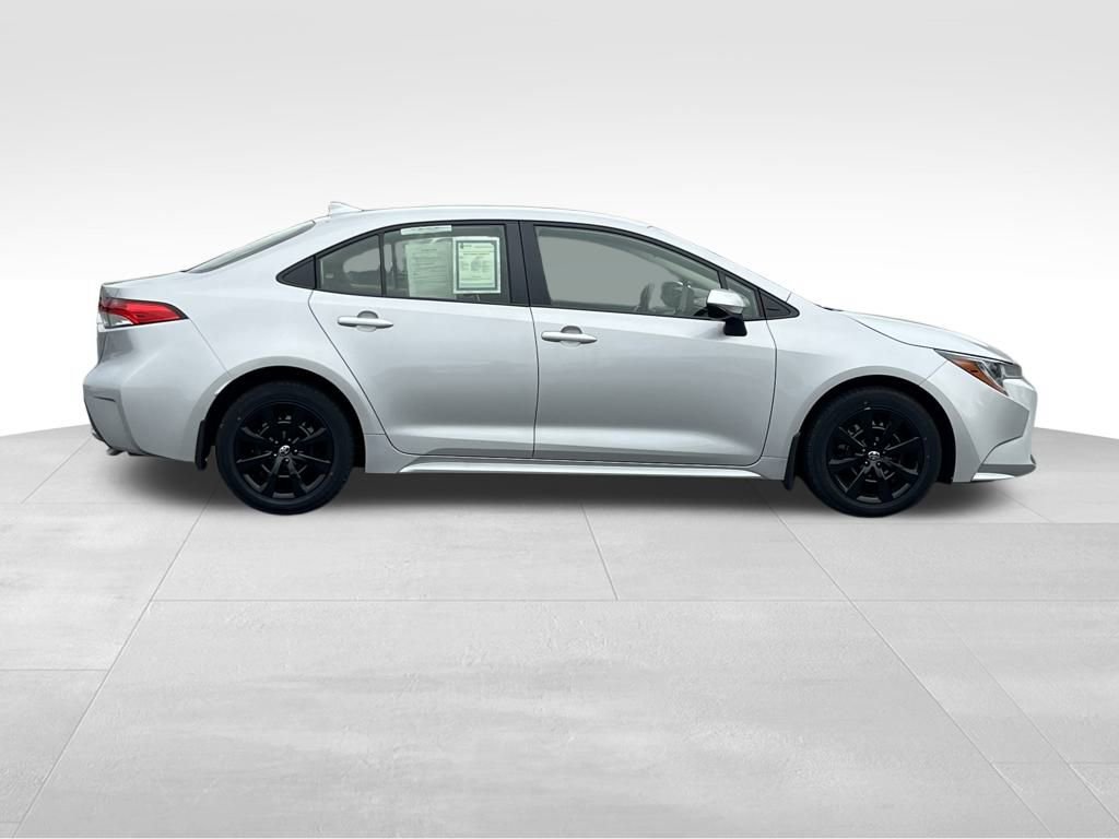 Used 2022 Toyota Corolla LE image 3