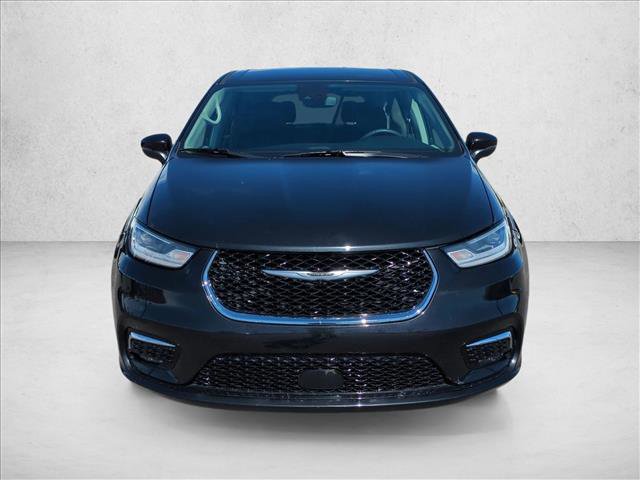 Used 2023 Chrysler Pacifica Touring-L FWD image 2