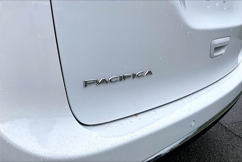 Used 2023 Chrysler Pacifica Touring-L FWD image 11