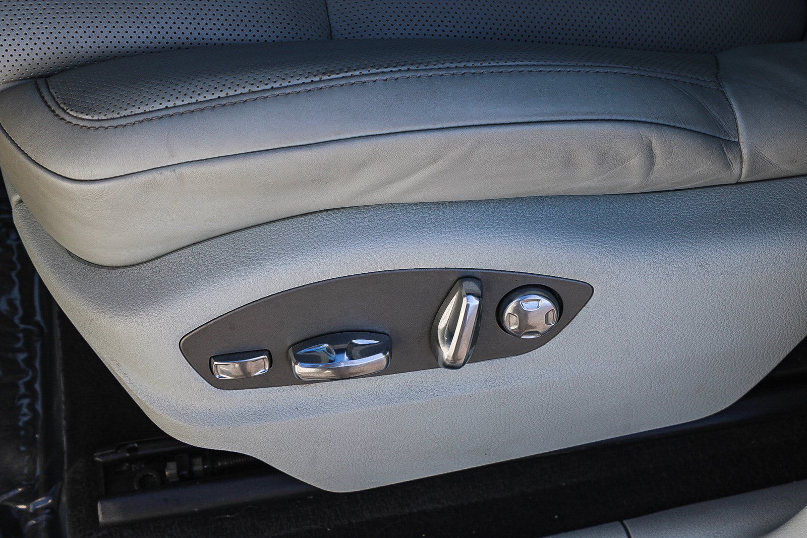 Used 2023 Porsche Macan Turbo AWD/4WD image 22