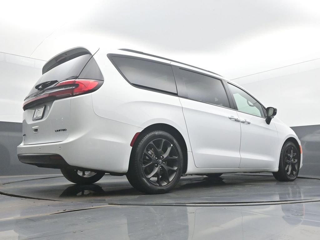 Used 2025 Chrysler Pacifica Limited image 51