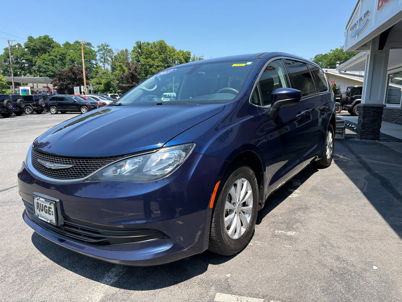 Used 2017 Chrysler Pacifica Touring w/ Tire & Wheel Group FWD image 3