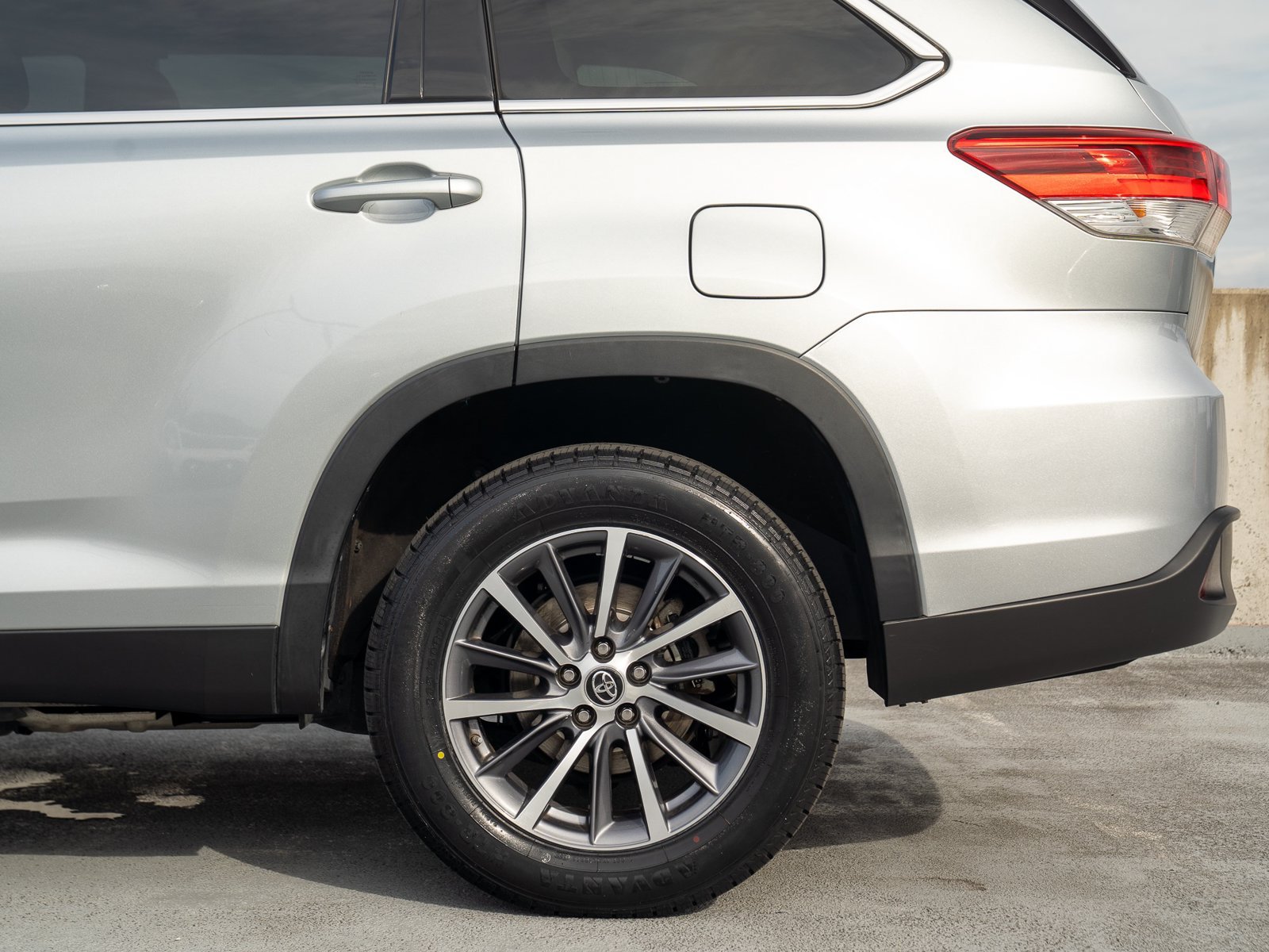 Used 2019 Toyota Highlander XLE FWD image 13