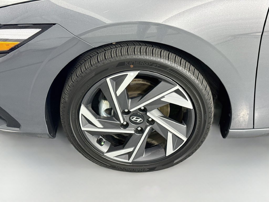 Certified 2025 Hyundai Elantra Limited FWD image 33