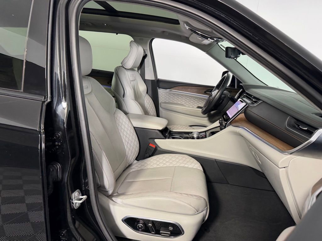 Used 2021 Jeep Grand Cherokee L Summit w/ Advanced Protech Group IV AWD/4WD image 29