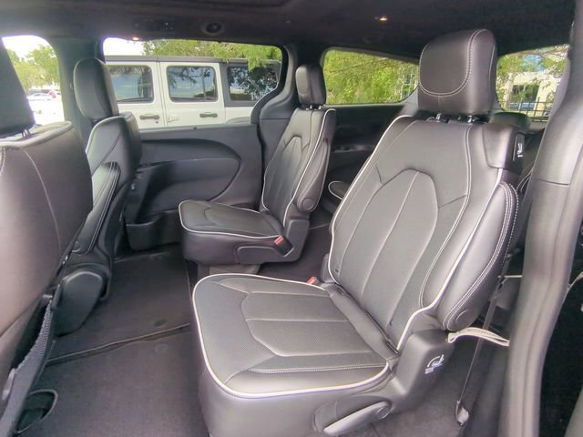 New 2027 Chrysler Pacifica Limited FWD image 16