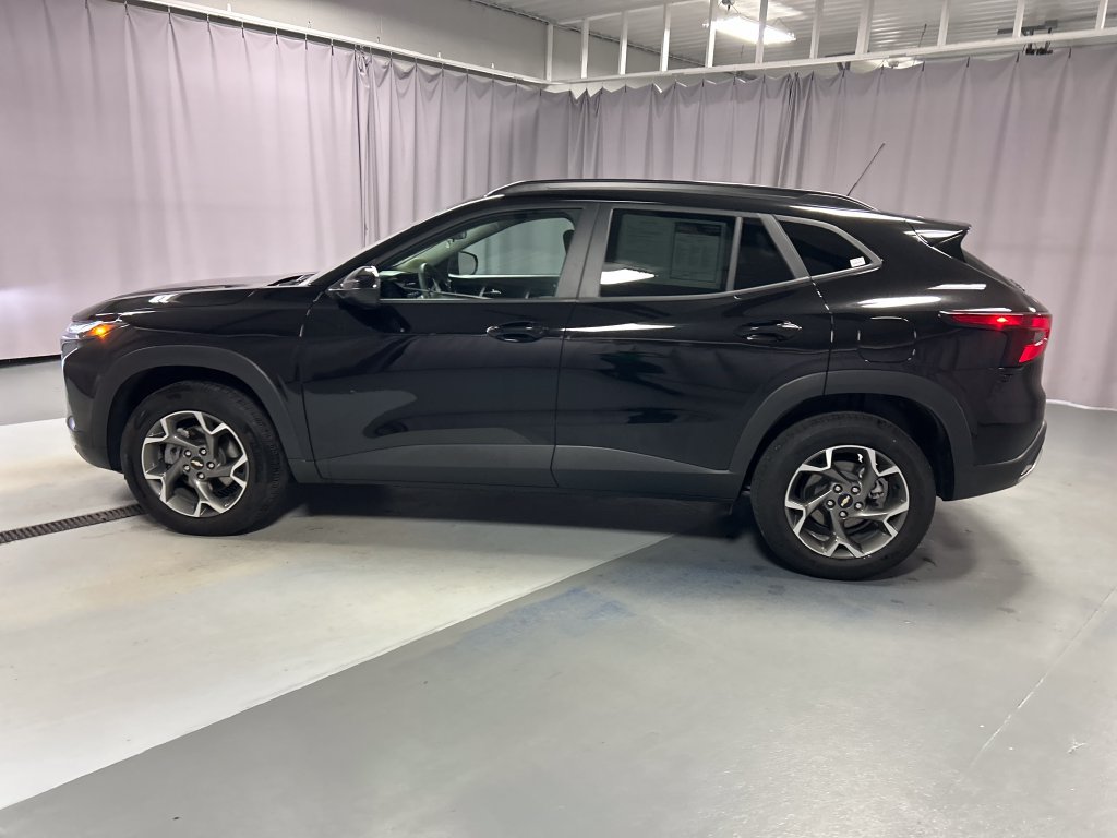 Used 2025 Chevrolet Trax LT FWD image 4