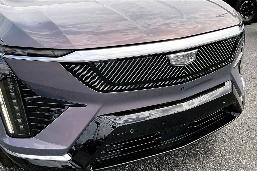 Certified 2025 Cadillac Optiq Luxury 2 w/ LPO, Floor Liner Package AWD/4WD image 33
