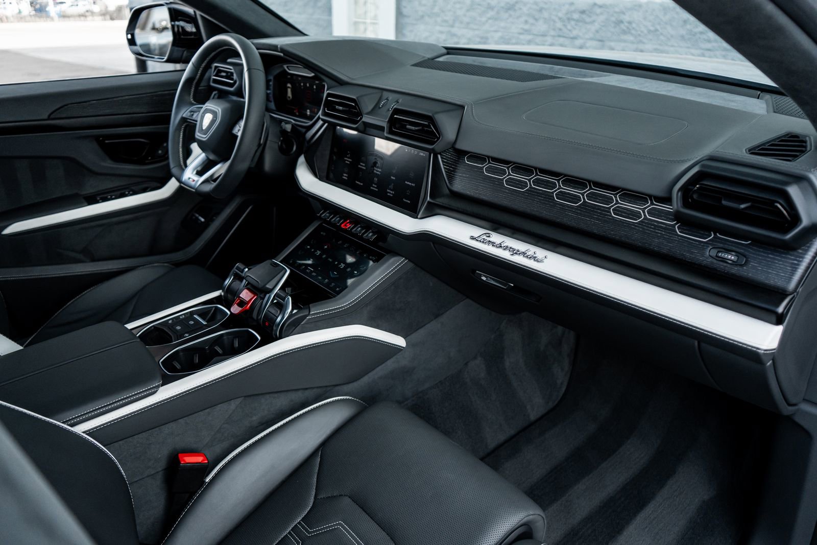 Used 2025 Lamborghini Urus SE image 2