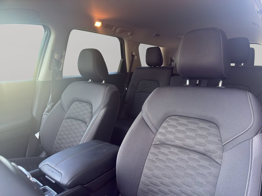 Used 2026 Nissan Pathfinder SV FWD image 5