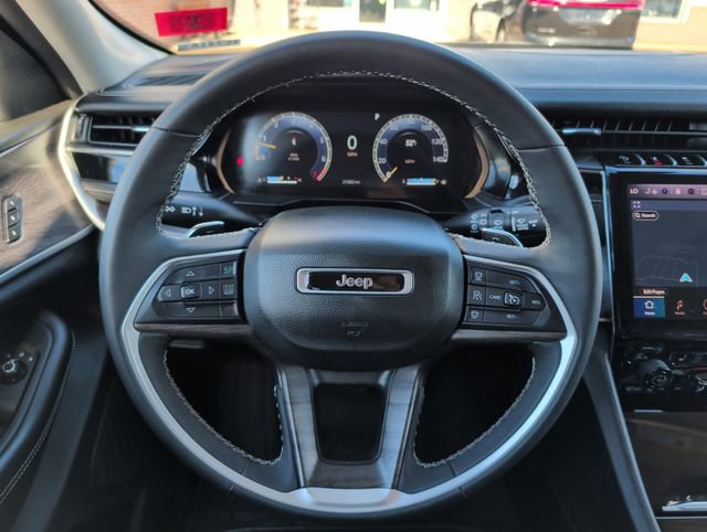 Used 2023 Jeep Grand Cherokee L Limited w/ Luxury Tech Group II AWD/4WD image 16