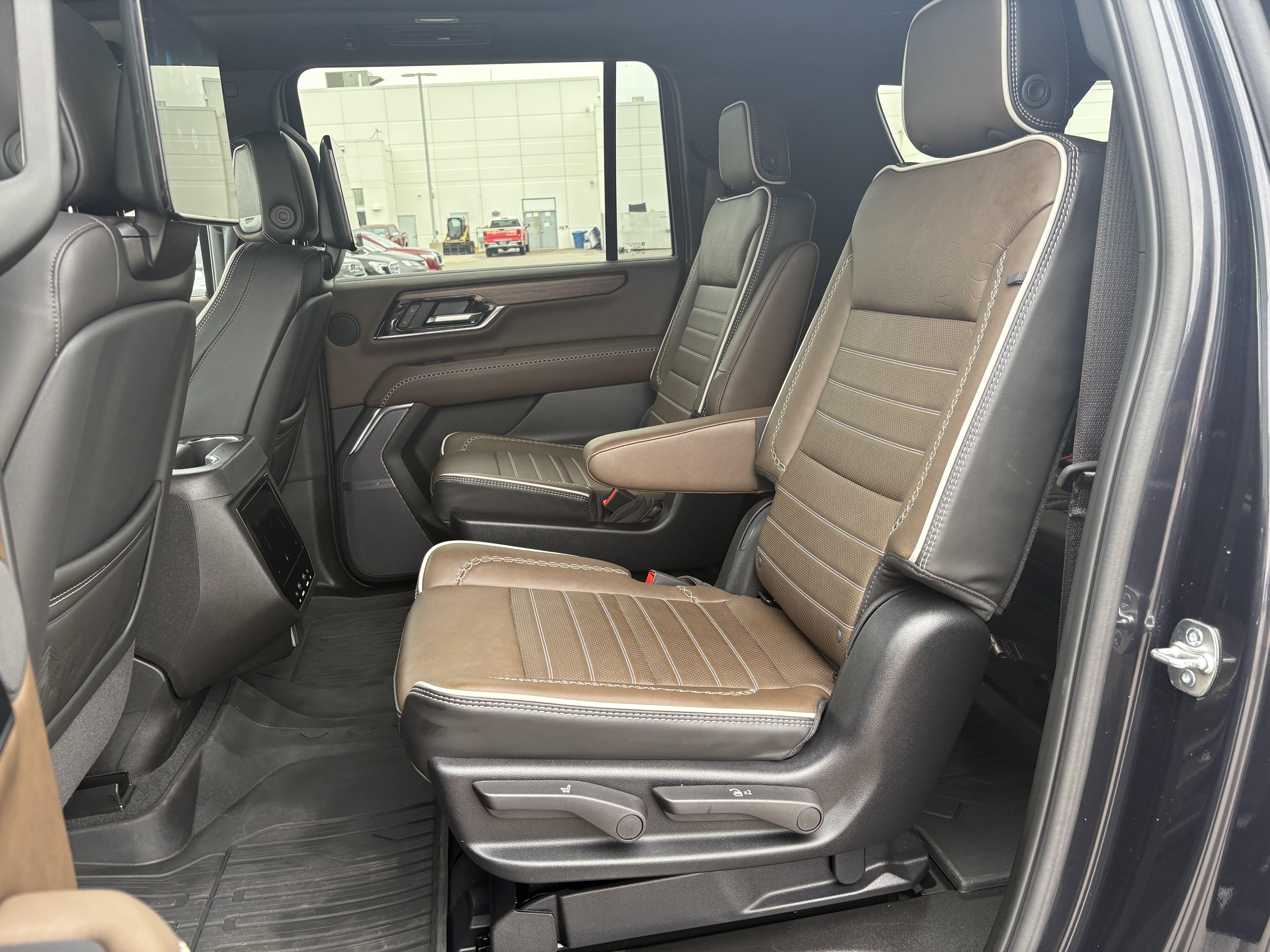 Used 2025 GMC Yukon XL Denali Ultimate AWD/4WD image 12