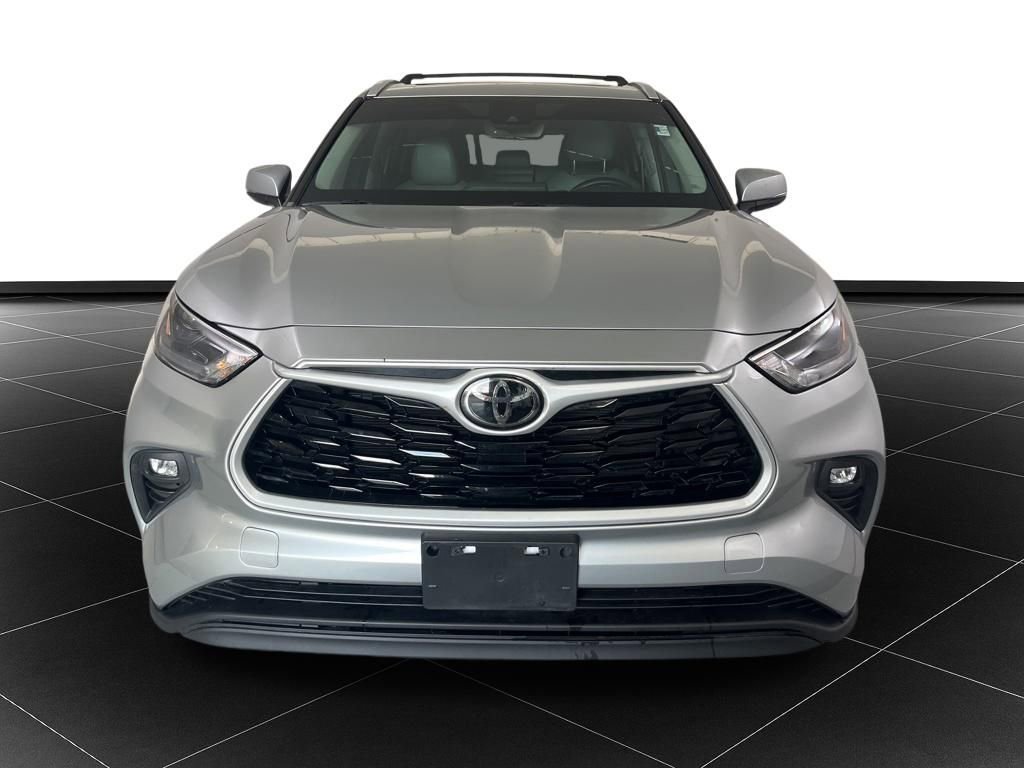 Used 2022 Toyota Highlander XLE AWD/4WD image 8