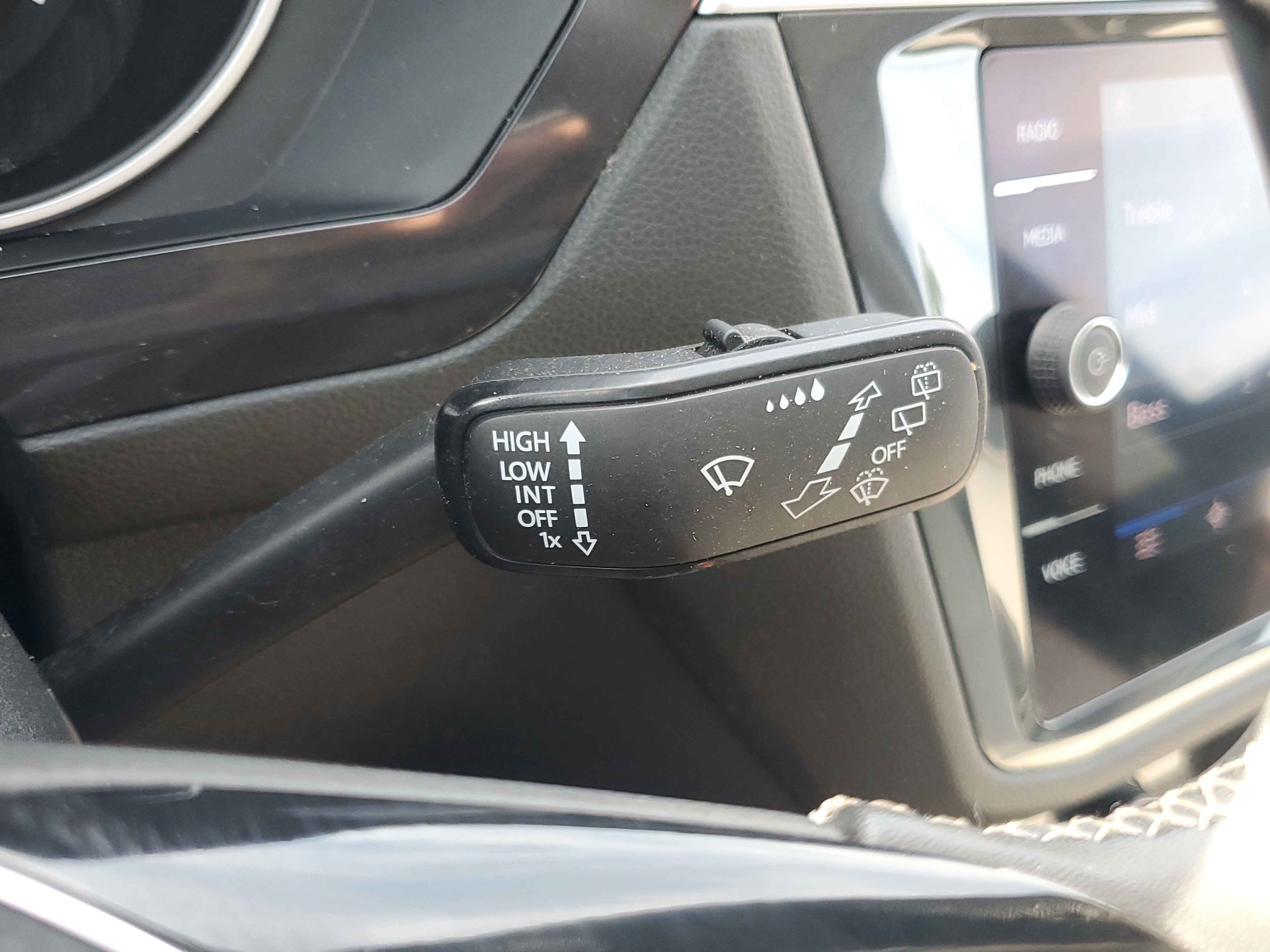 Used 2021 Volkswagen Tiguan SE image 31