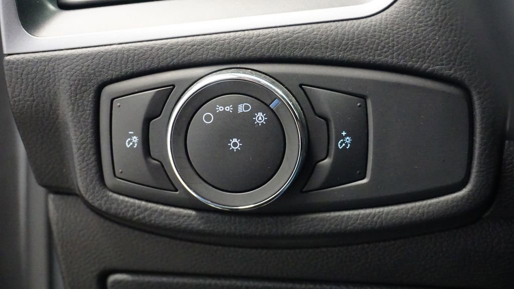 Used 2018 Ford Edge SE image 28