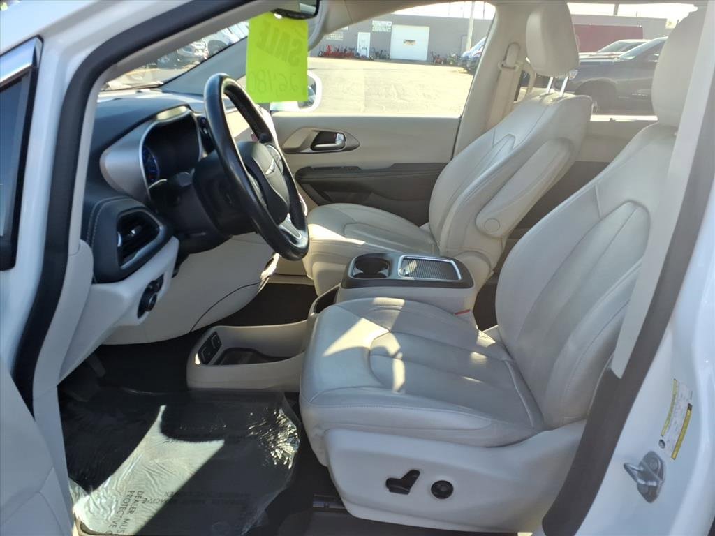 Used 2021 Chrysler Pacifica Touring-L image 4